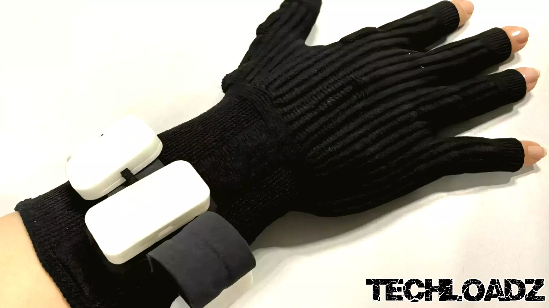 Innovative E-Textiles Technology to Aid Deafblind Communication